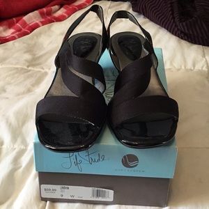 Life Stride Fetch black sandals